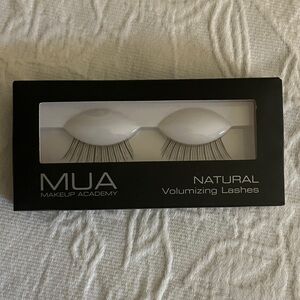 MUA Natural Volumizing Lashes - Black